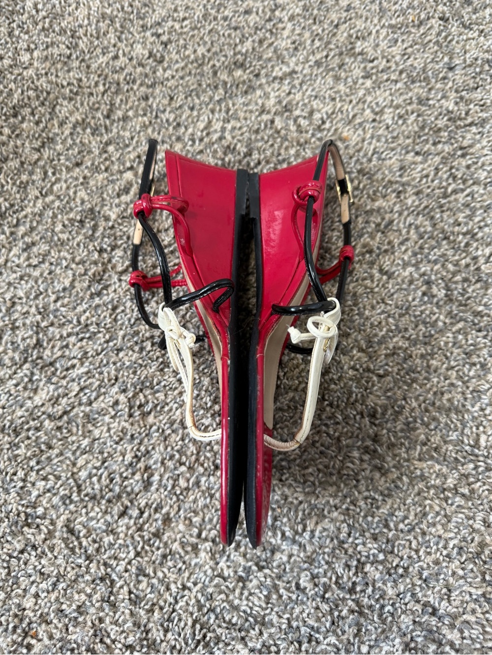 Fendi Red Patent Leather Thong Sandals with White Toe Accent and Black Straps - Picture 2 of 4